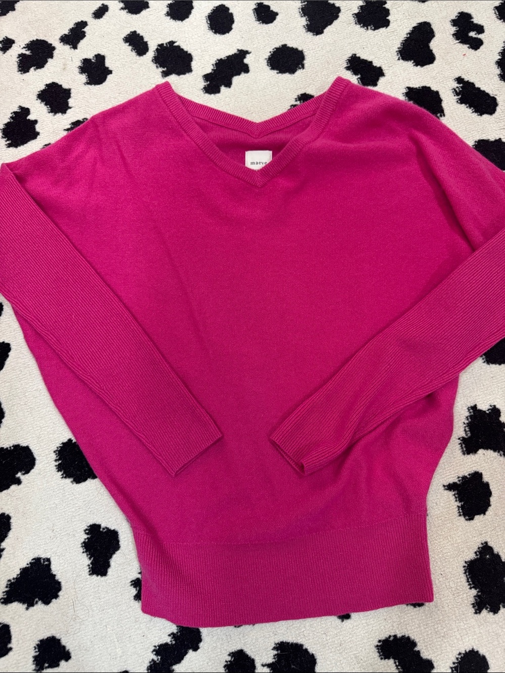 Maeve VNeck Magenta cashmere sweater
